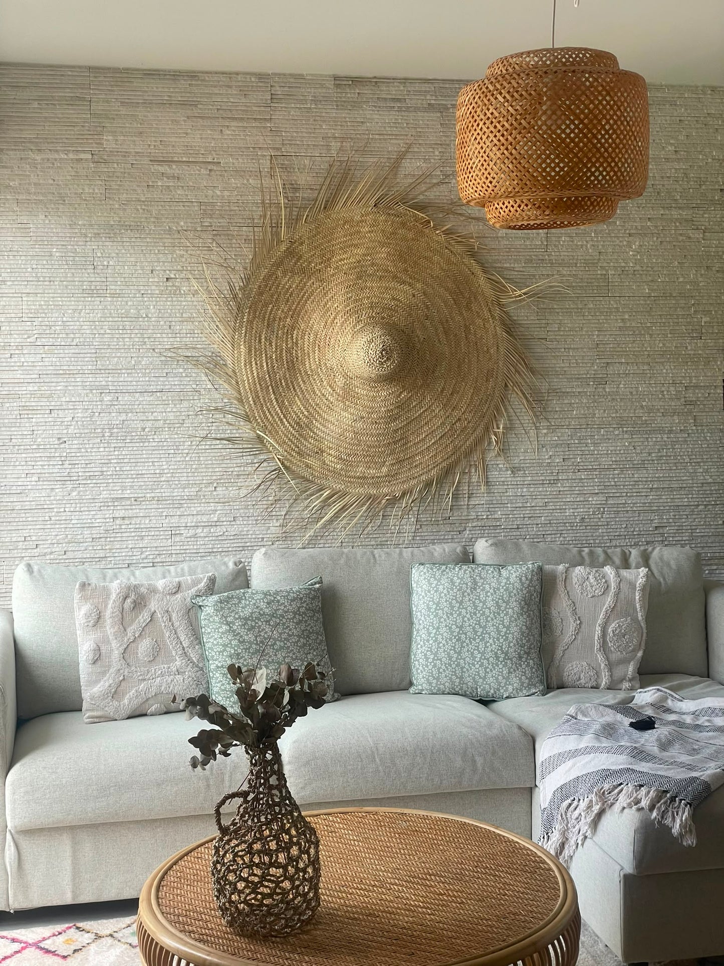 Chapeau mural en feuilles de palmier dans un salon bohème