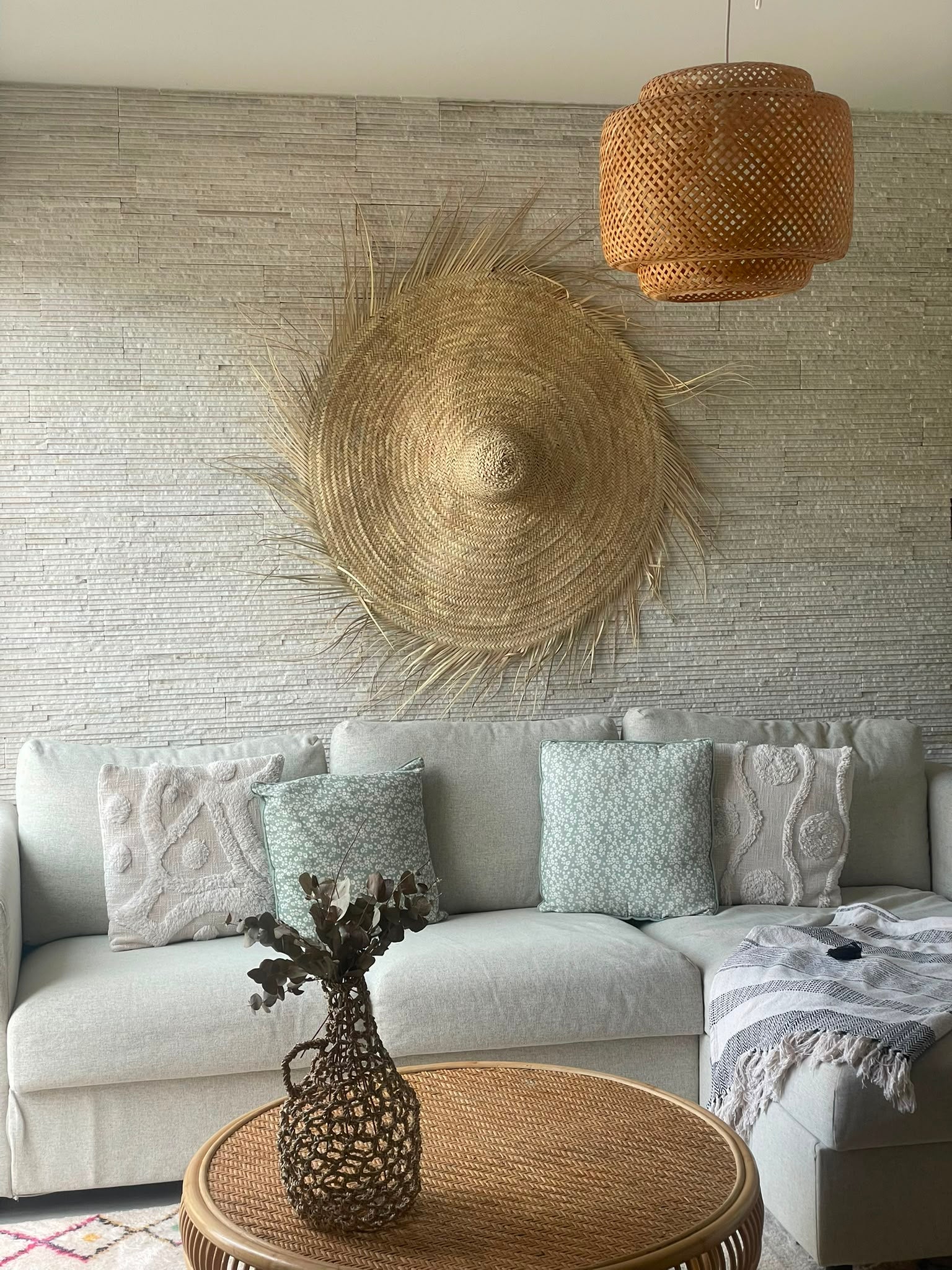 Chapeau mural en feuilles de palmier dans un salon bohème
