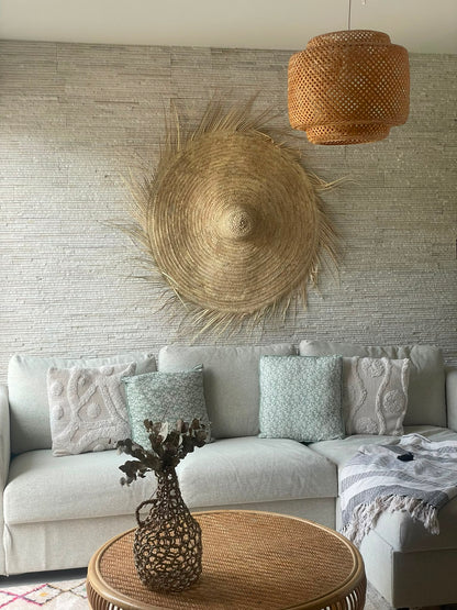 Chapeau mural en feuilles de palmier dans un salon bohème