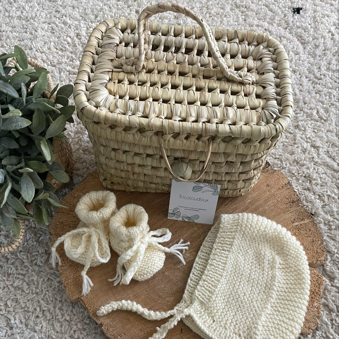 Coffret cadeau naissance bébé avec malle, béguin et chaussons
