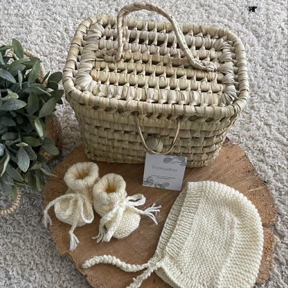 Coffret cadeau naissance bébé avec malle, béguin et chaussons