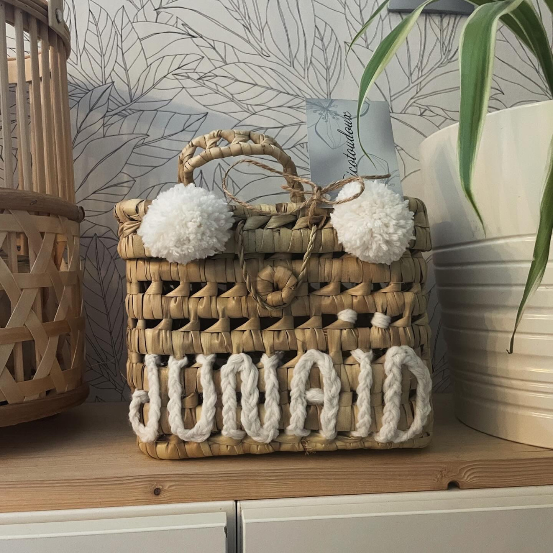 Malle 20 cm en feuilles de palmier personnalisée avec pompons