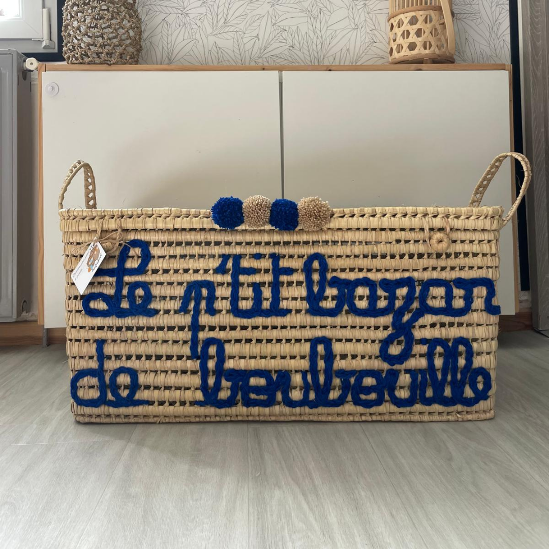 Malle 80 cm personnalisée avec texte bleu et pompons