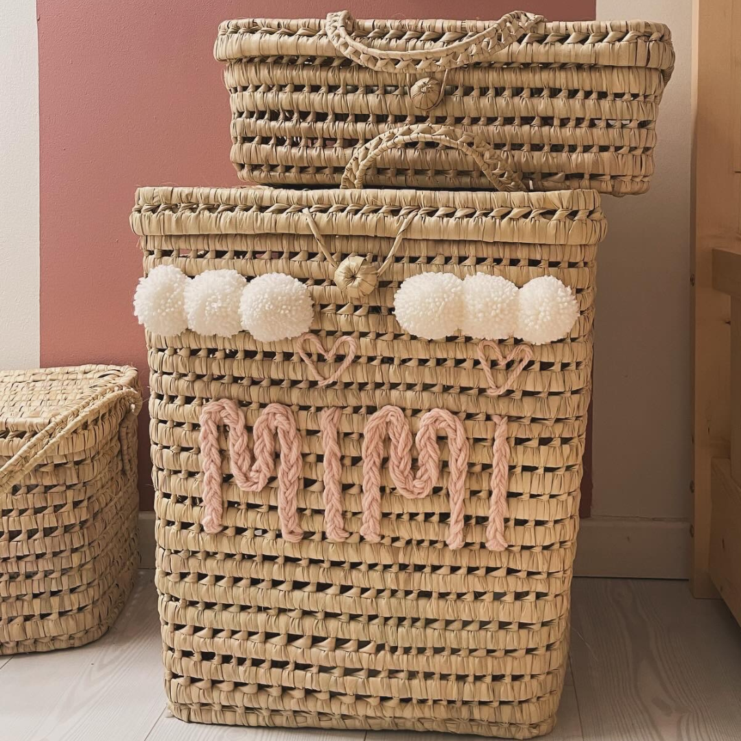 Malle carrée haute personnalisée avec prénom et pompons