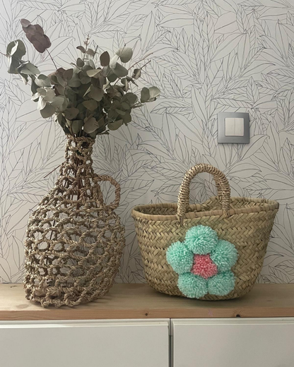 Petit panier en feuilles de palmier personnalisé avec fleur en pompons