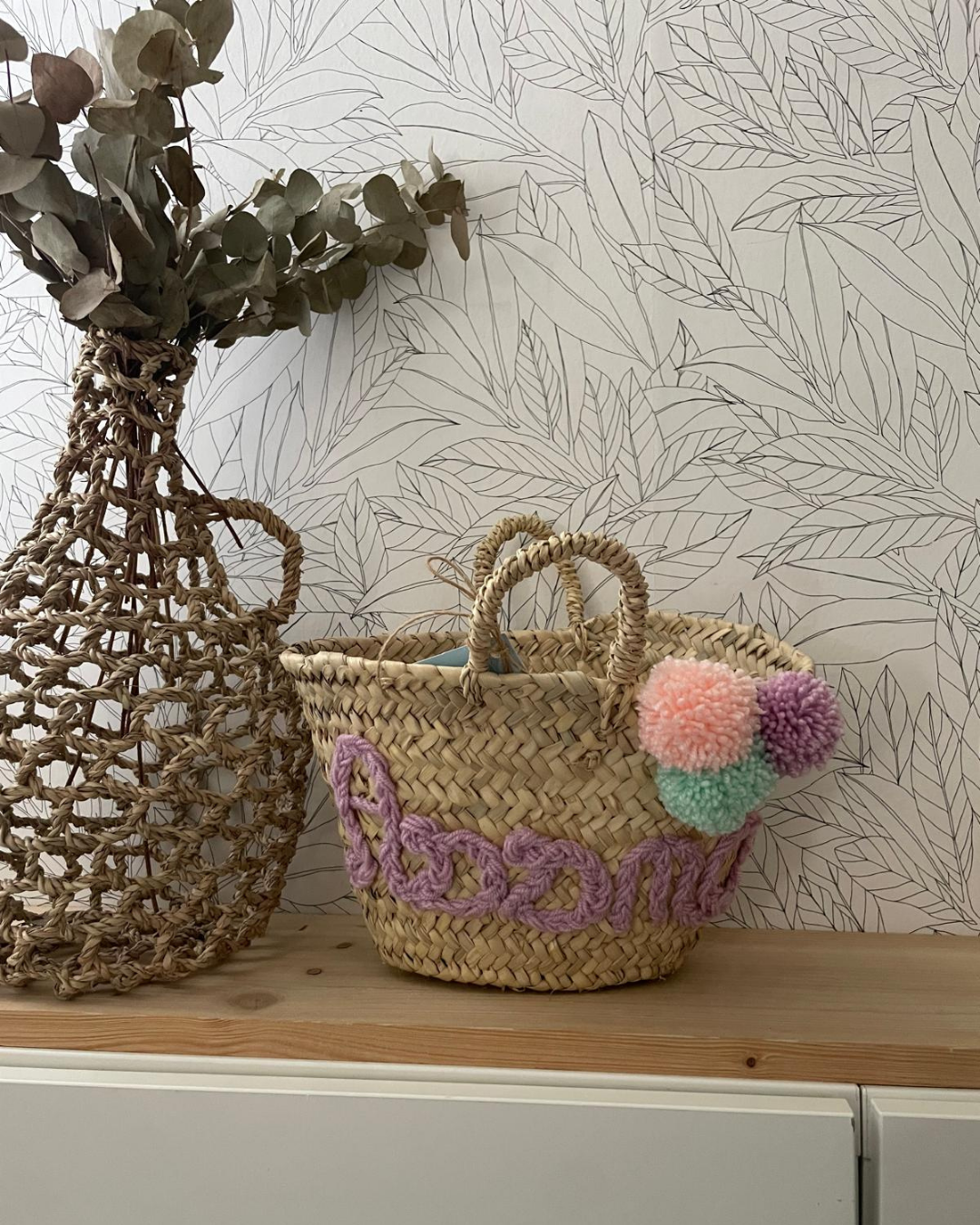 Petit panier en feuilles de palmier personnalisé avec prénom Assia et pompons