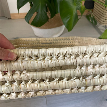 Détail du tressage du panier à langer en feuilles de palmier