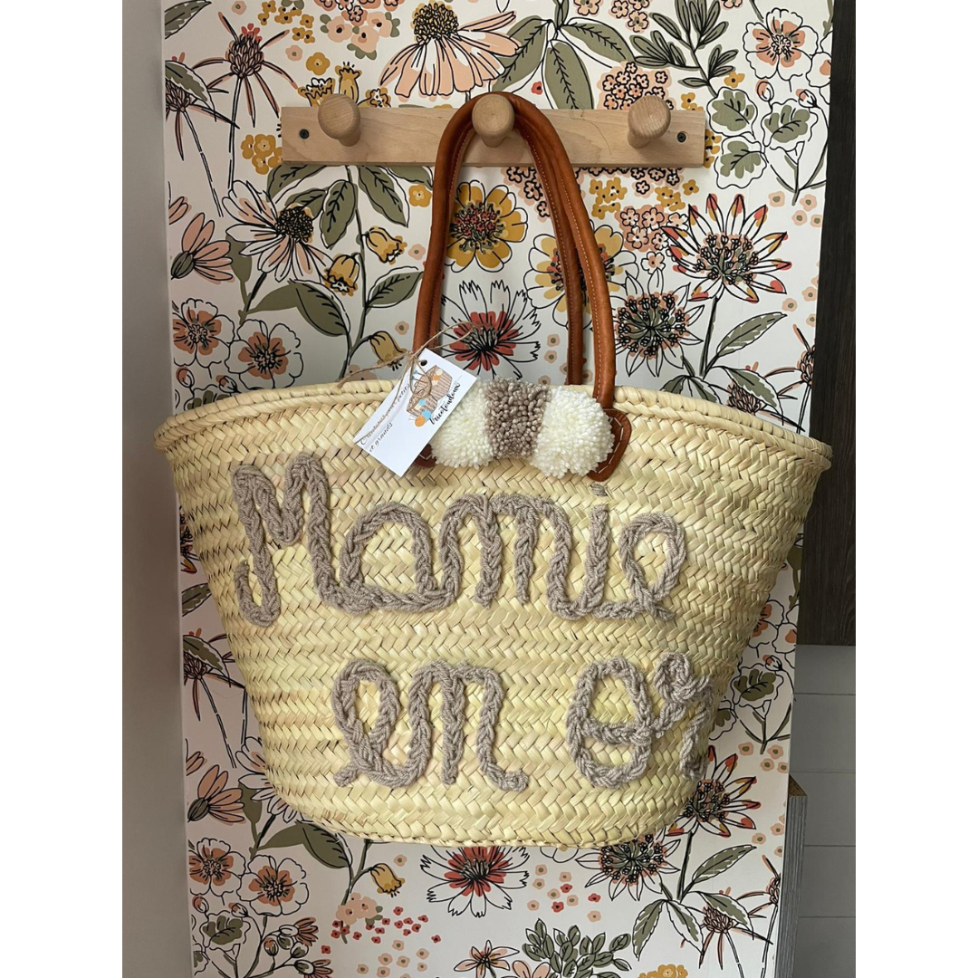 Panier cabas personnalisé en en feuille de palmiers mamie en or beige avec écriture tricotée et pompons