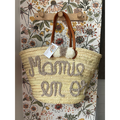 Panier cabas personnalisé en en feuille de palmiers mamie en or beige avec écriture tricotée et pompons
