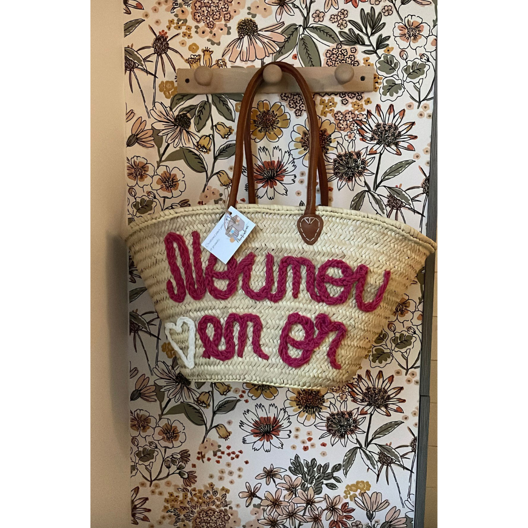 Panier cabas personnalisé en en feuille de palmiers nounou en or rose avec anses en cuir et écriture tricotée