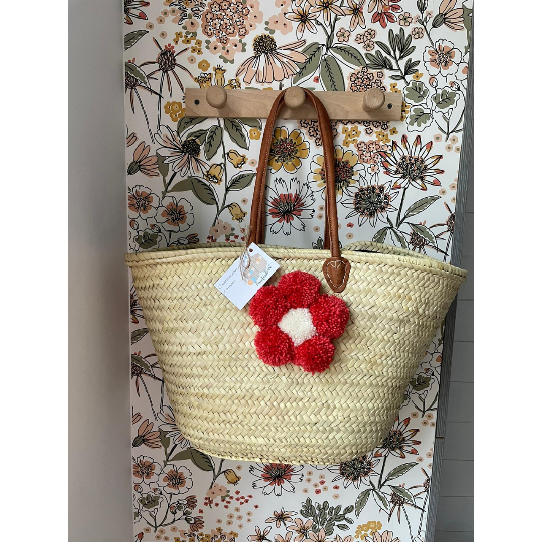 Panier cabas en feuille de palmiers avec fleur pompon rouge et cœur blanc, anses en cuir