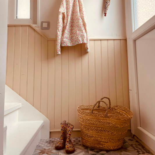 Panier dentelle bohème en feuilles de palmier dans l'entrée de la maison