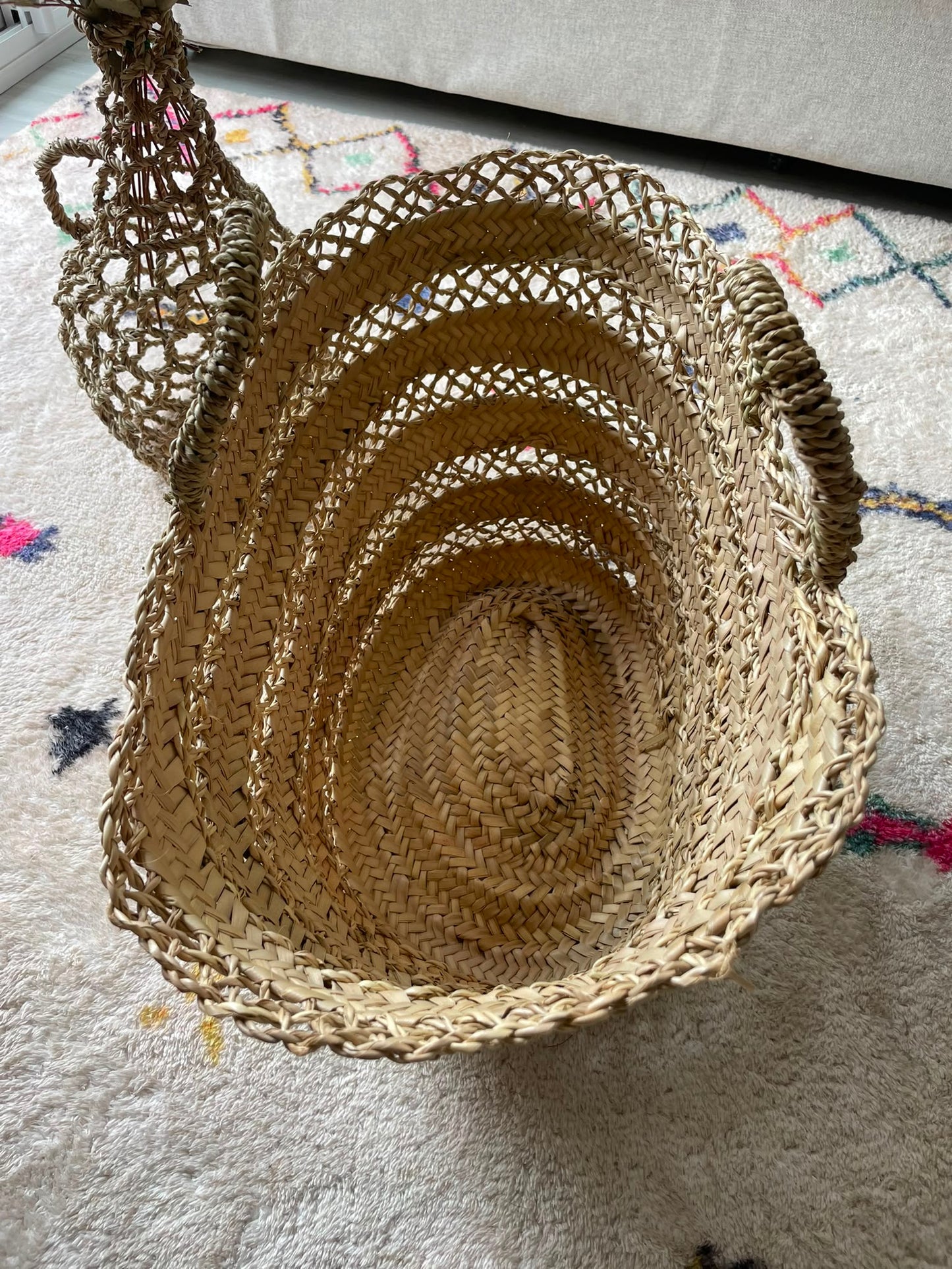 Intérieur du panier dentelle en feuilles de palmier tressé