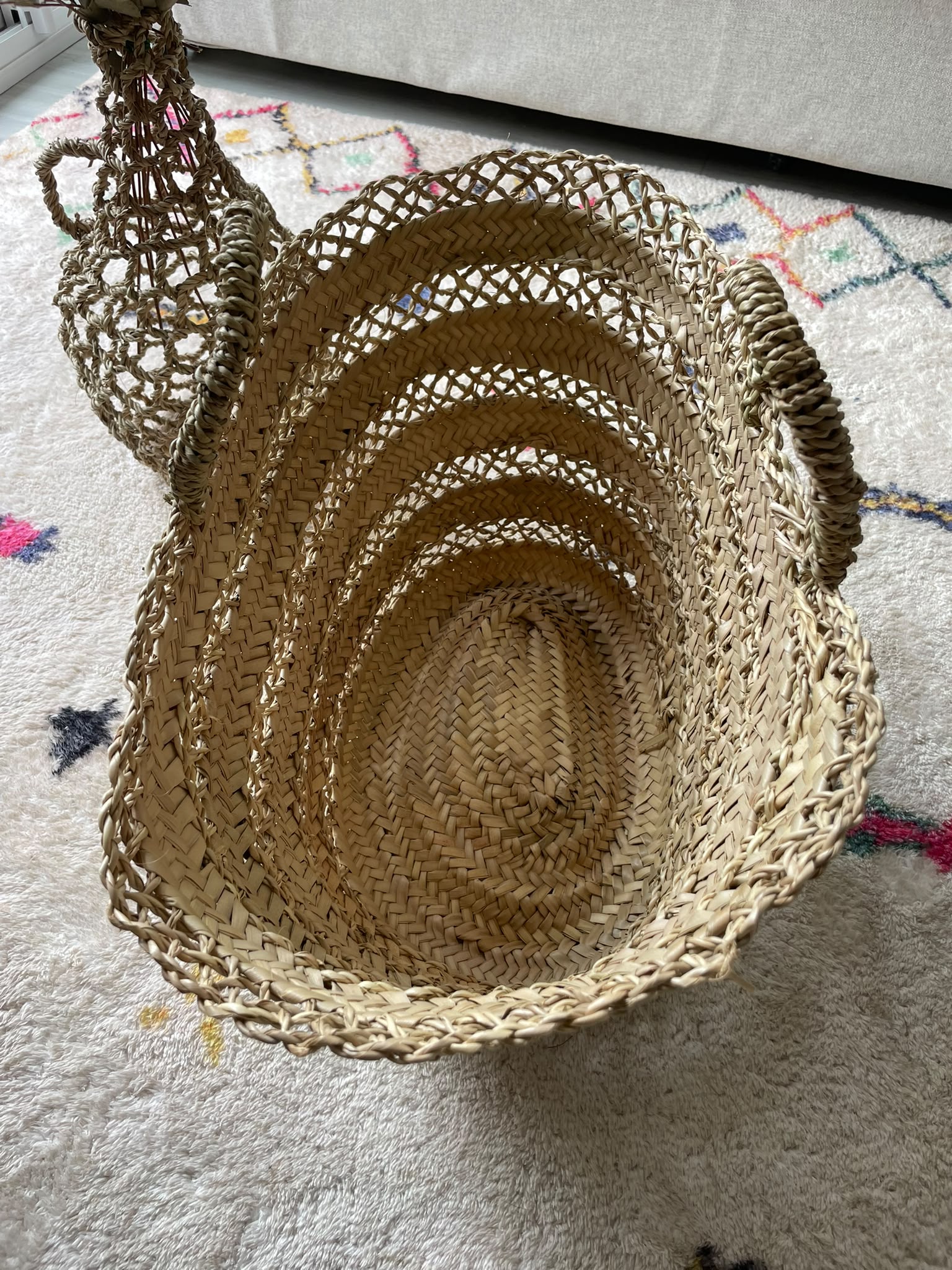 Intérieur du panier dentelle en feuilles de palmier tressé