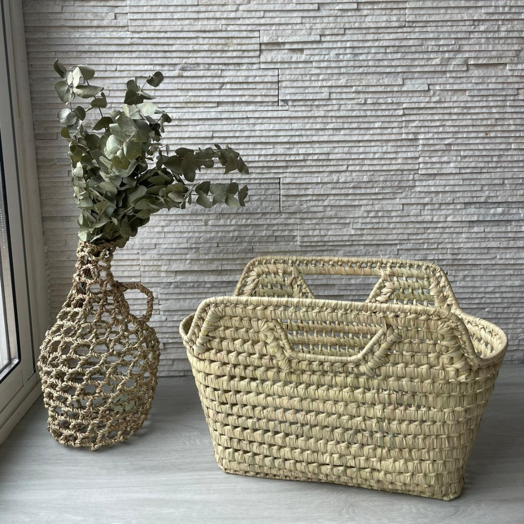Panier porte-revues en feuilles de palmier dans une décoration naturelle
