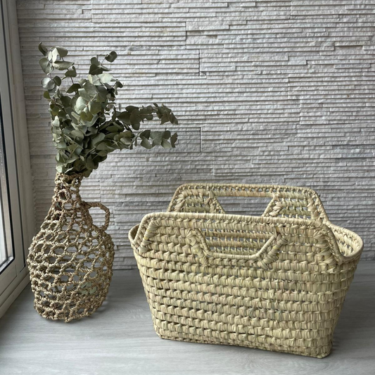 Panier porte-revues en feuilles de palmier dans une décoration naturelle