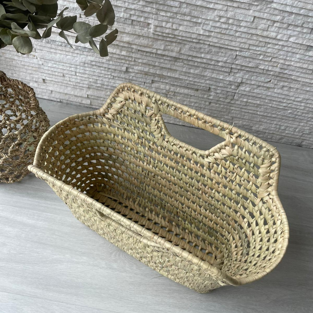 Panier porte-revues artisanal en feuilles de palmier avec poignées