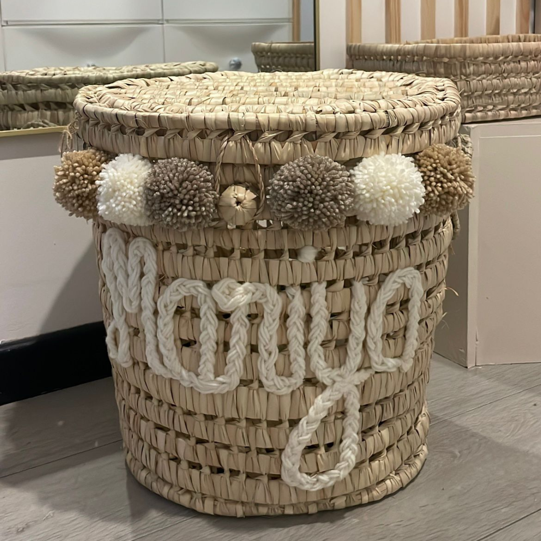 Panier en feuilles de palmiers personnalisé Manya avec pompons beige blanc et gris et couvercle