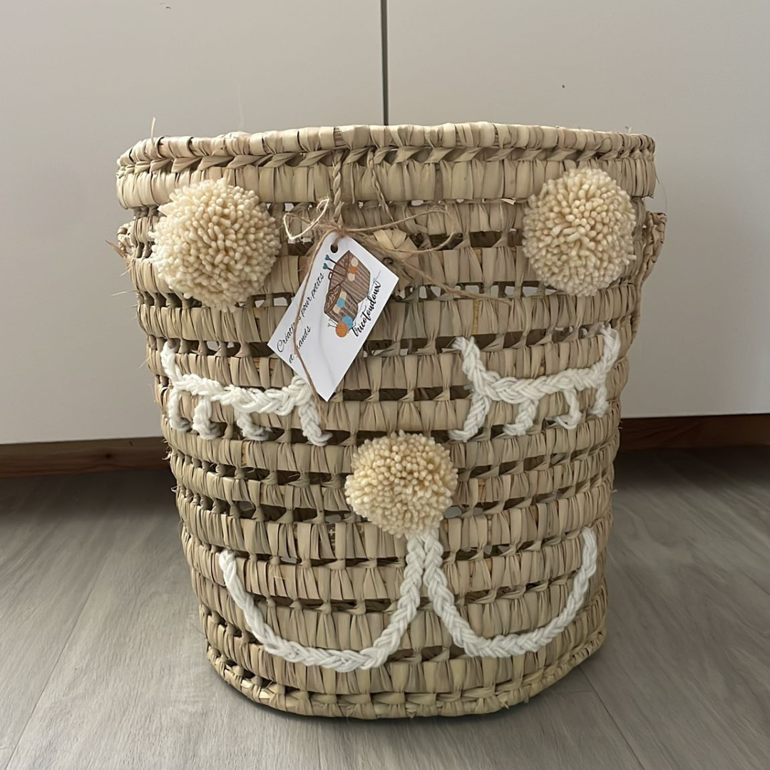 Panier en feuille séchées de palmiers personnalisé avec pompons – idée cadeau