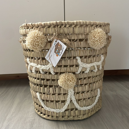 Panier en feuille séchées de palmiers personnalisé avec pompons – idée cadeau