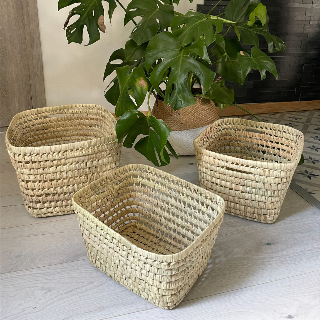 Trois paniers de rangement empilables en feuilles de palmier de différentes tailles
