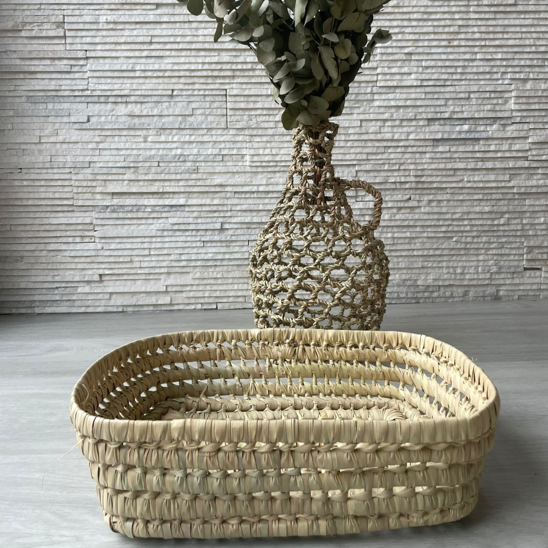 Petit panier carré artisanal en feuilles de palmier pour décoration naturelle