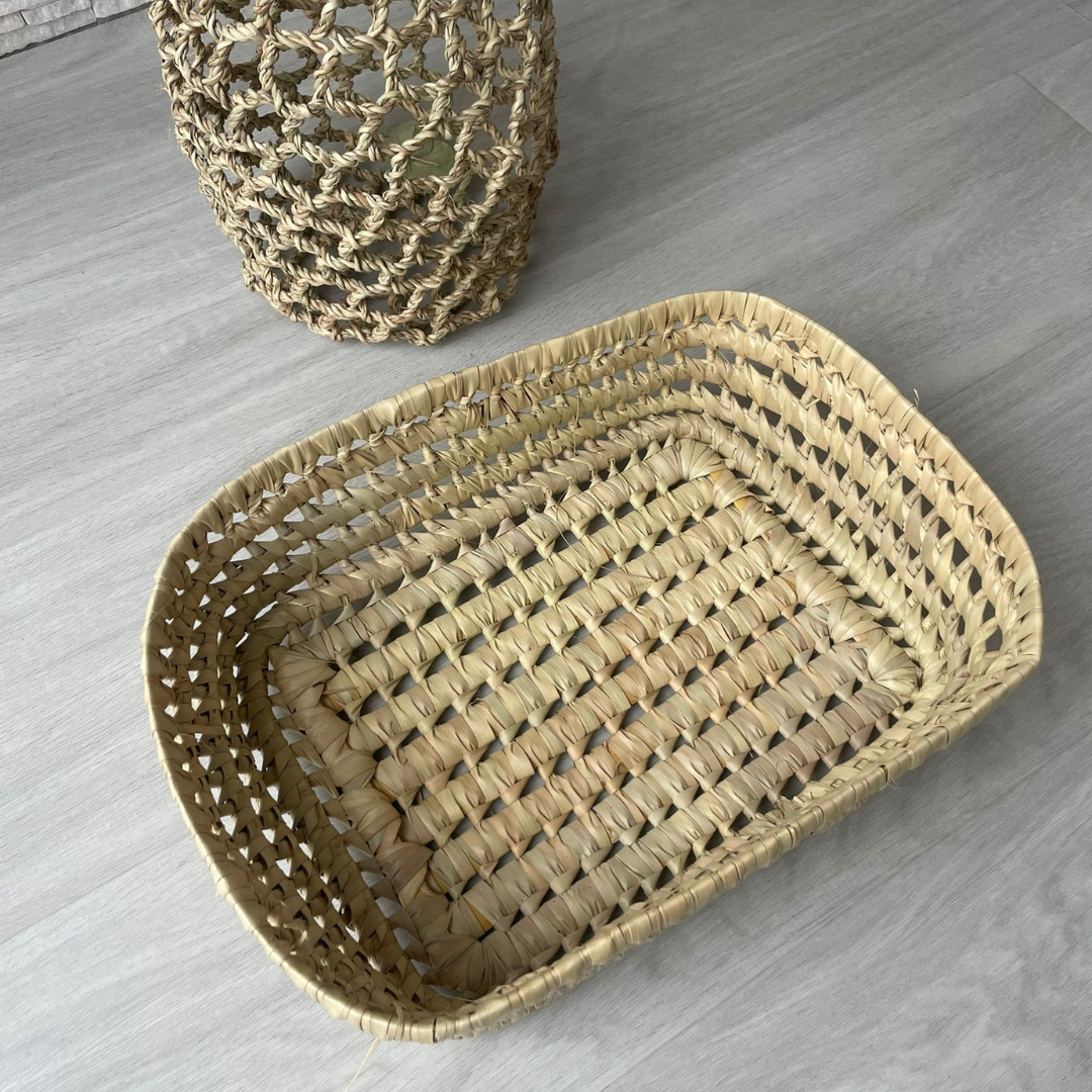 Petit panier carré en feuilles de palmier vu du dessus