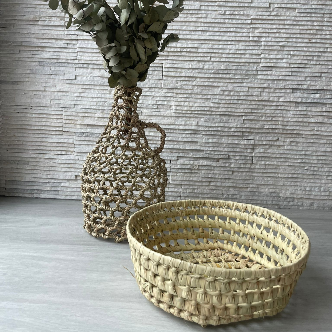 Petit panier rond artisanal en feuilles de palmier pour décoration naturelle