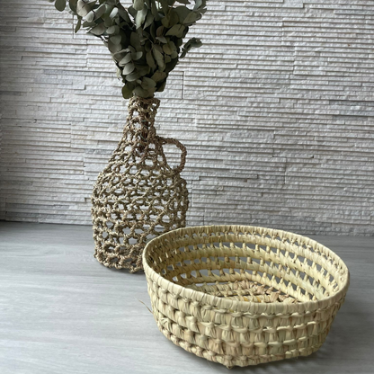 Petit panier rond artisanal en feuilles de palmier pour décoration naturelle