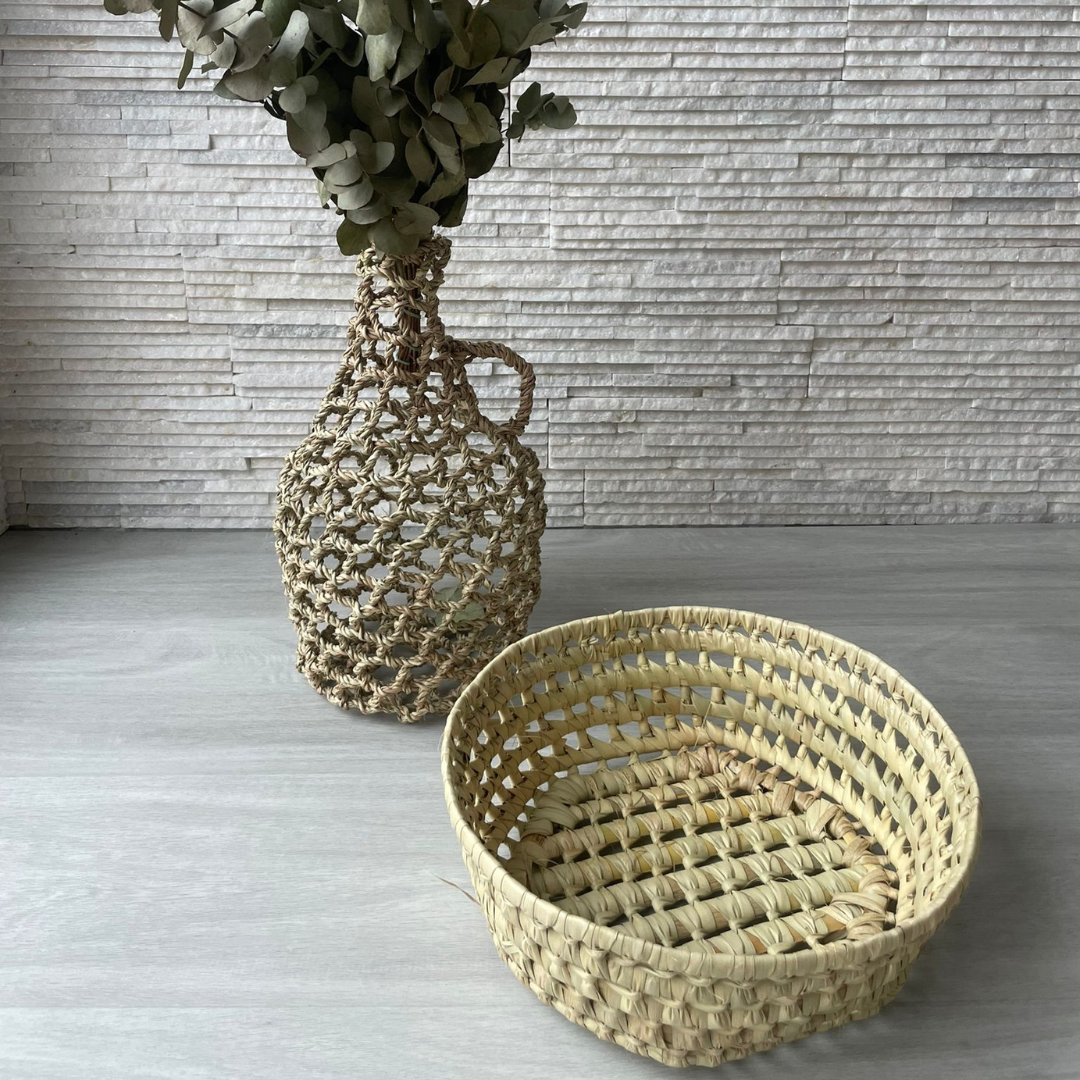 Petit panier rond en feuilles de palmier tressé à la main