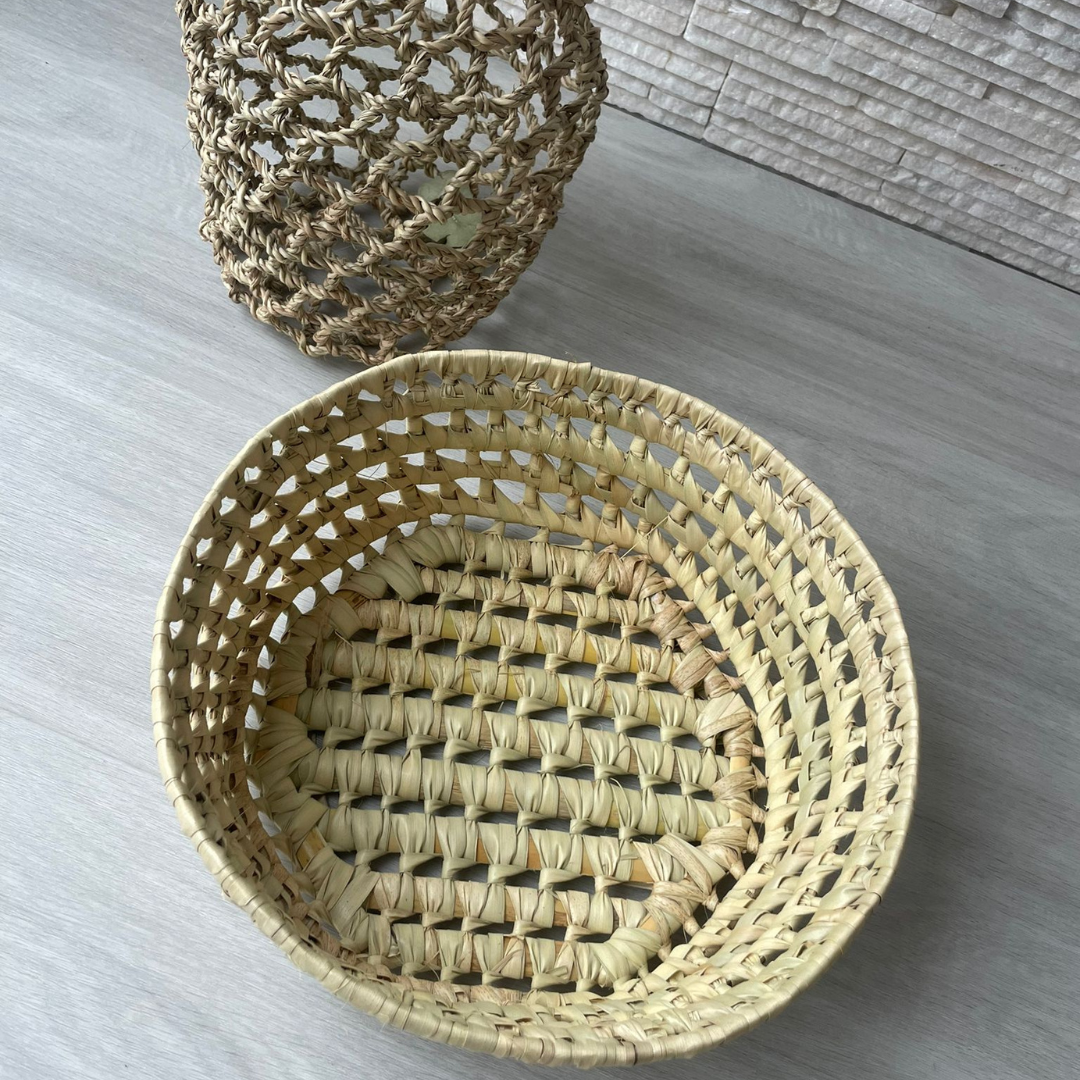 Petit panier rond en feuilles de palmier vu du dessus