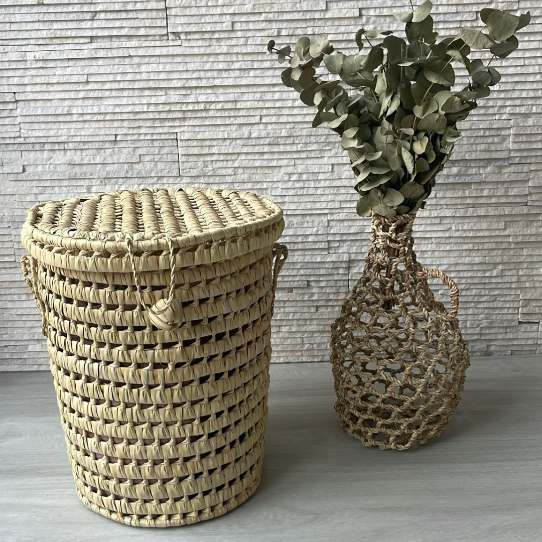 Petite malle ronde en feuilles de palmier
