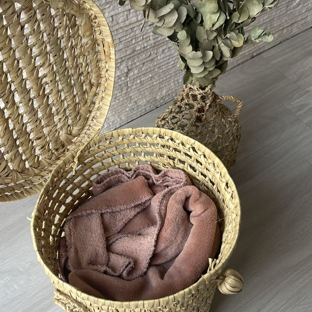 Intérieur d’une petite malle ronde en feuilles de palmier