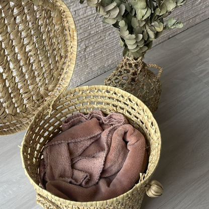 Intérieur d’une petite malle ronde en feuilles de palmier