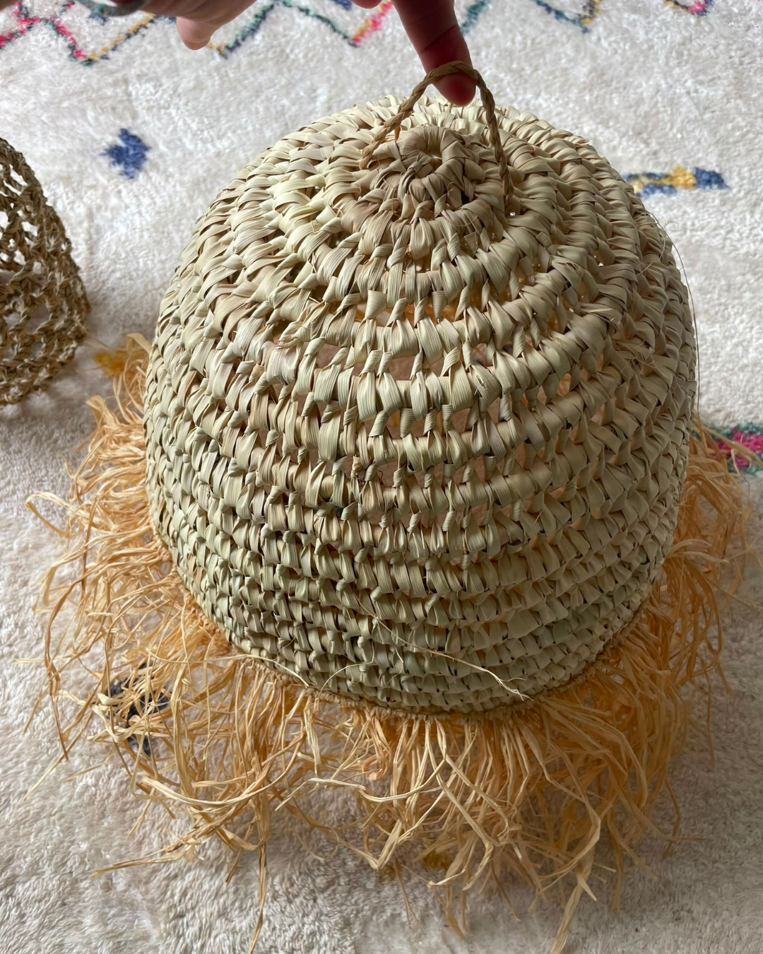 Suspension artisanale en raphia naturel – vue détaillée