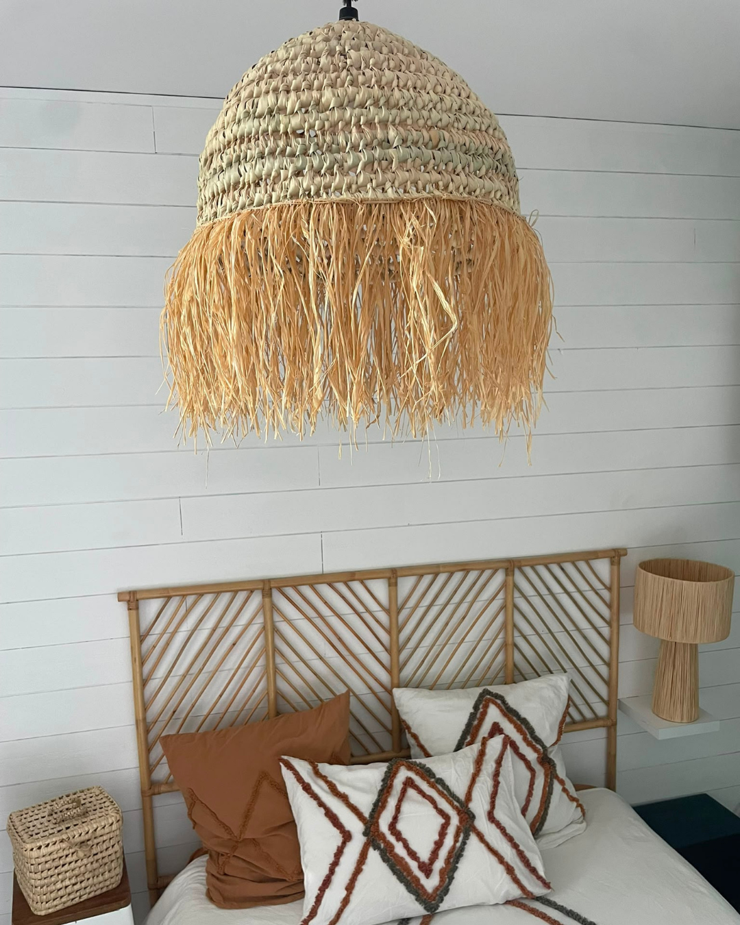Suspension en raphia naturel bohème dans une chambre